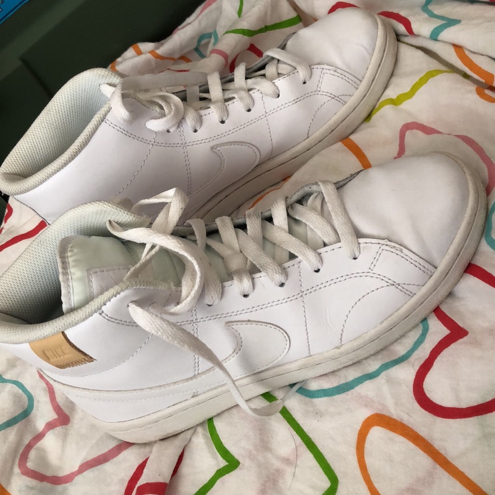 Nikes shoes. Womenswear 8.5